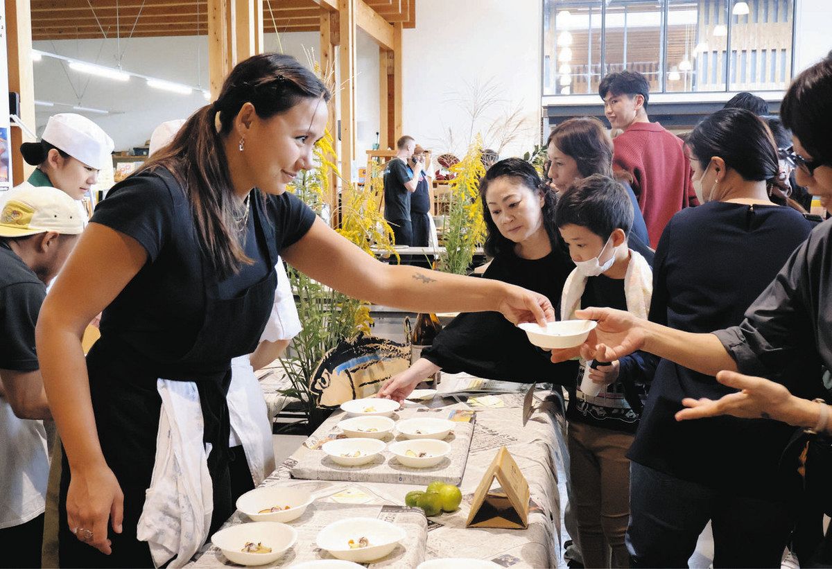 各料理人が地域食材を使って表現した一皿が振る舞われた会場＝尾鷲市向井の県立熊野古道センターで
