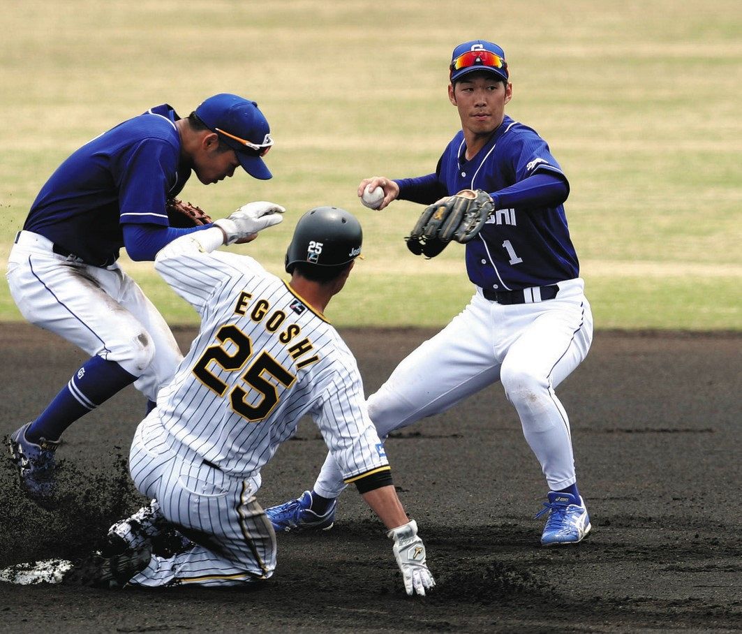 １回裏無死一塁、阪神・小幡の打球を処理する二塁手・京田（右）。左は遊撃手・根尾、手前は一走江越