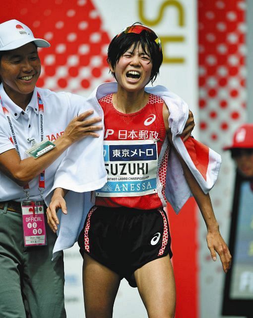 マラソングランドチャンピオンシップ女子2位でゴールした鈴木亜由子