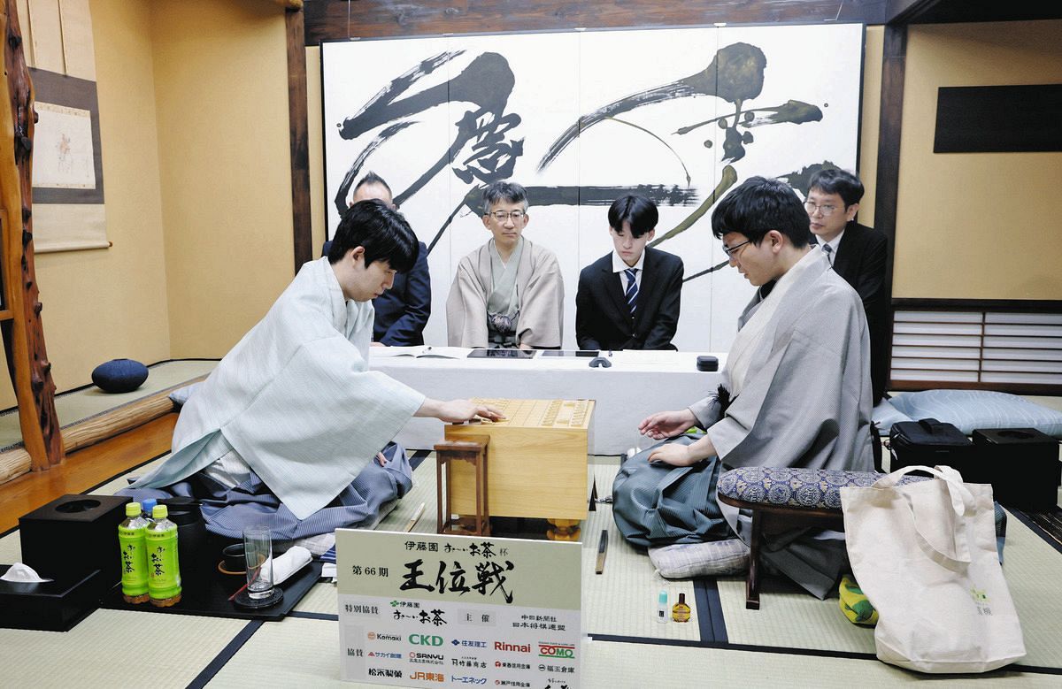 王位戦第1局は千日手で指し直し、永瀬拓矢九段が封じ手 藤井聡太王位の 
