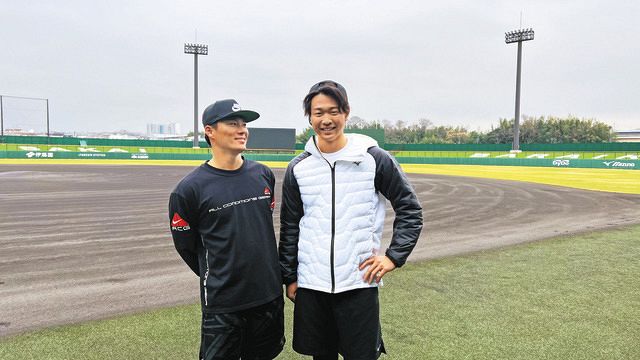 オリックスの山本（左）とともに自主トレした高橋宏（右）（本人提供）