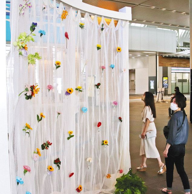 カーテン 花で飾り付け 富山駅で展示 花卉需要回復図る 北陸中日新聞web
