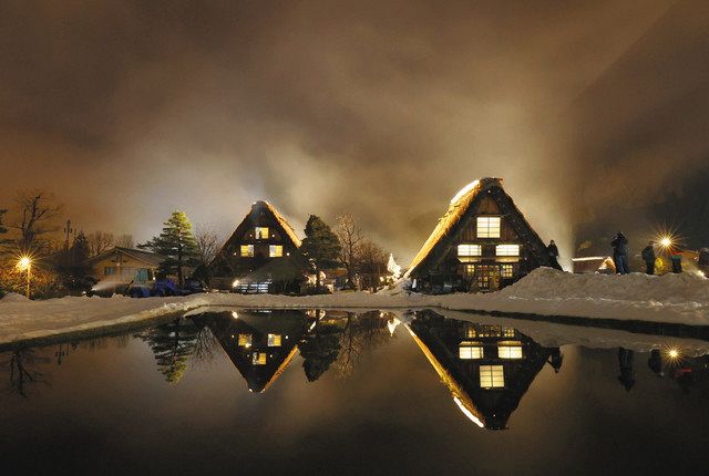 真冬なのに半化粧、白川郷 合掌造りライトアップ始まる：中日新聞Web