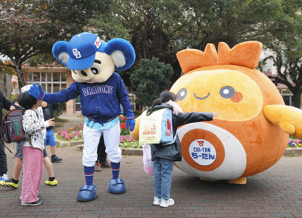 中日】ドアラ、あいさつ運動に子供たちも大喜び…握手やハイタッチ