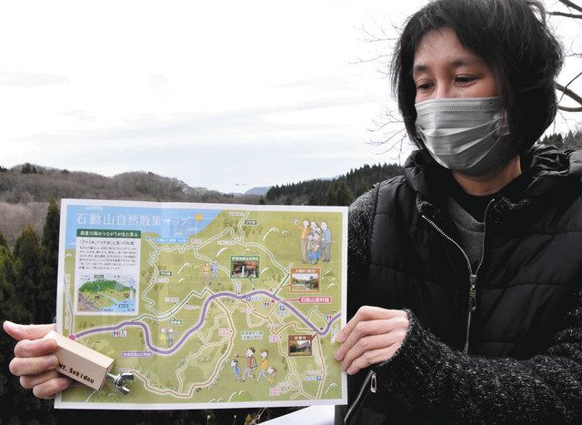 石動山の散策マップなどの製作を企画した大平みさとさん＝中能登町の石動山で 