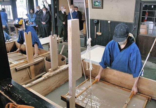 若手職人ら緊張感 越前和紙漉き初め ：日刊県民福井Web