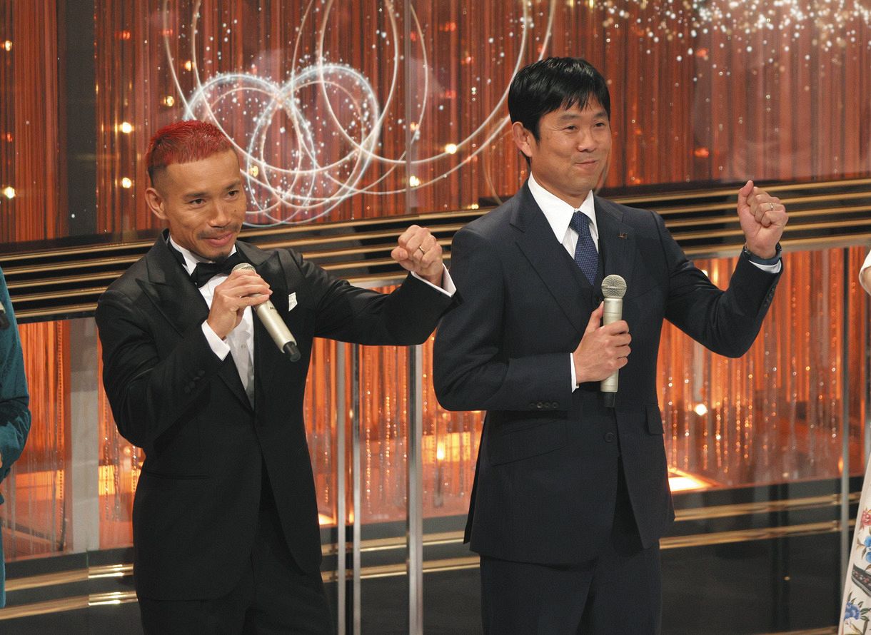 出演者に声援を送るサッカー日本代表の森保一監督（右）と長友佑都