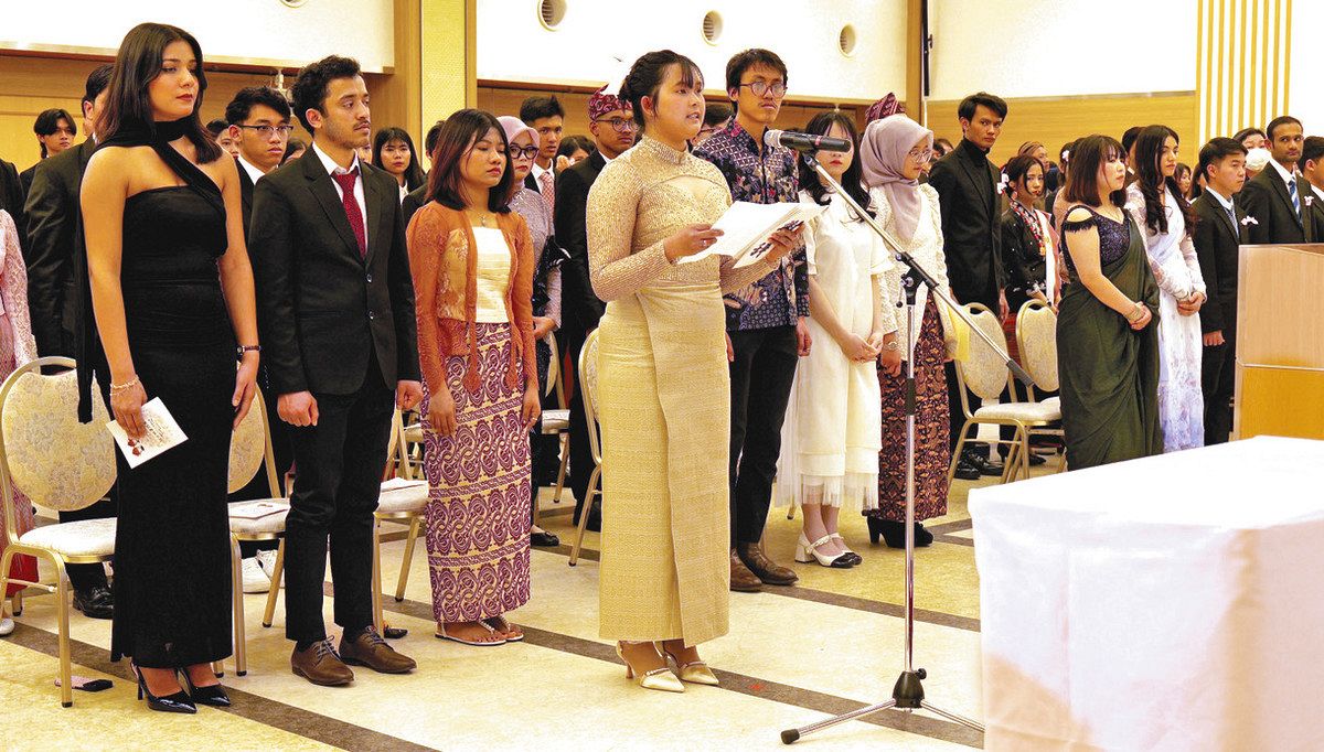 感謝胸に 留学生ら178人巣立つ アリス学園卒業式：北陸中日新聞Web