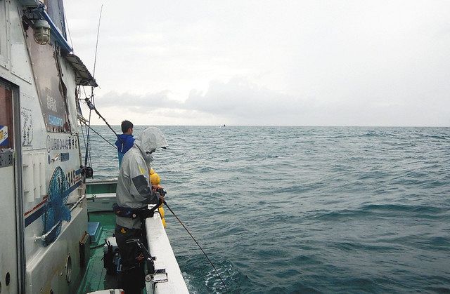 船中のタチウオ釣り風景