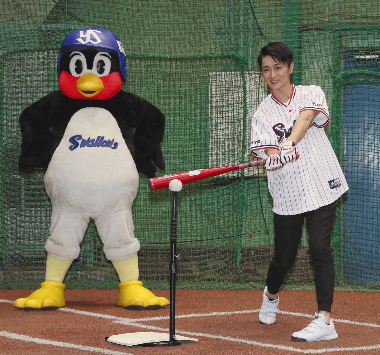 真田ナオキ ヒット出したい つば九郎と マジ バッティング対決 実は元野球少年で小学生日本代表 中日スポーツ 東京中日スポーツ 真田ナオキ ヒット出したい つば九郎と マジ バッティング対決 実は元野球少年で小学生日本代表 中日スポーツ 東京中日スポーツ
