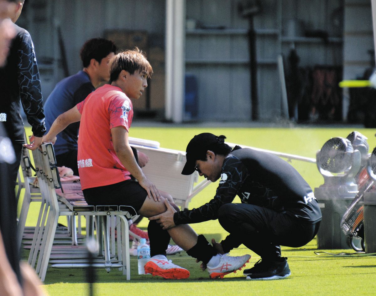 名古屋グランパス】MF菊地泰智、練習試合で負傷交代…右膝付近を手で