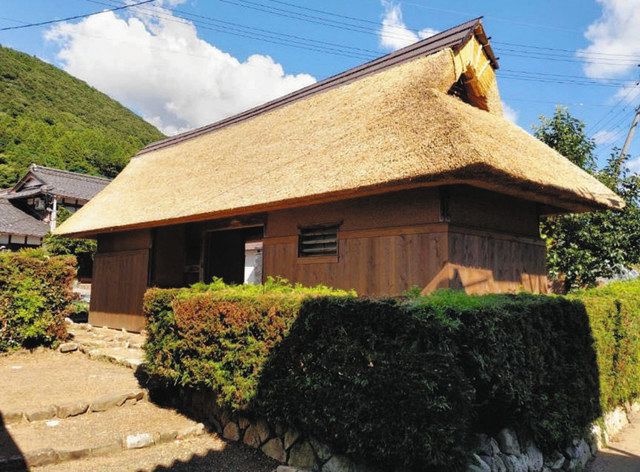 新たに米原市指定文化財となった興津家長屋門=市教委提供