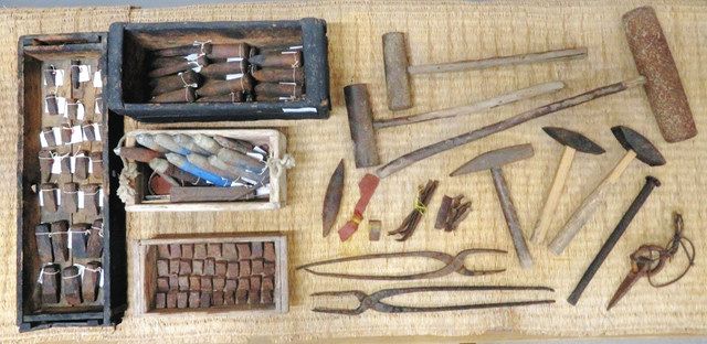 曲谷の石工道具=米原市教委提供