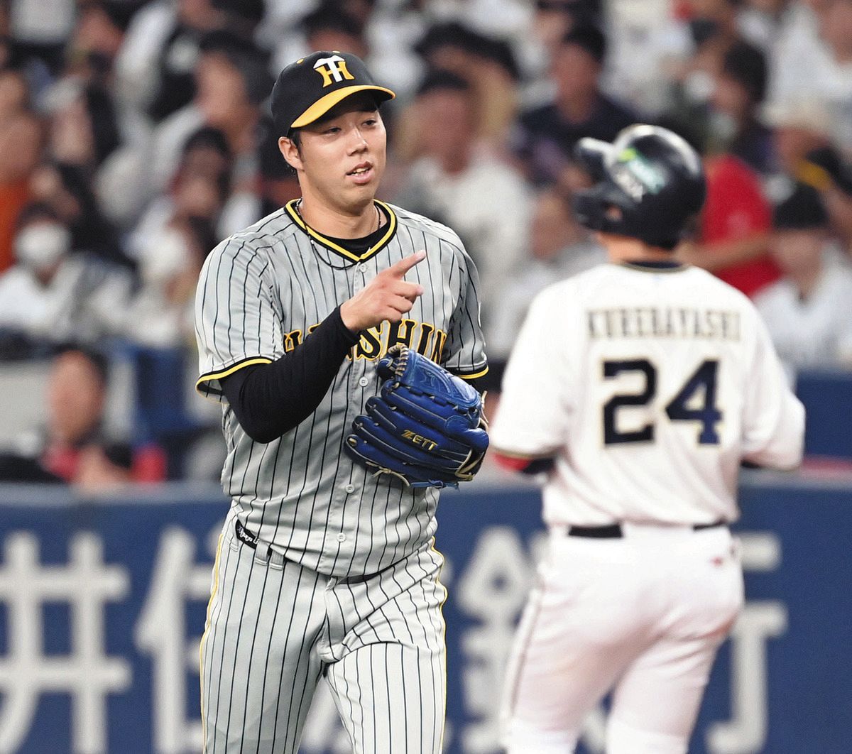 阪神】青柳晃洋＆湯浅京己が限定ユニ会見に登場、右袖には優勝