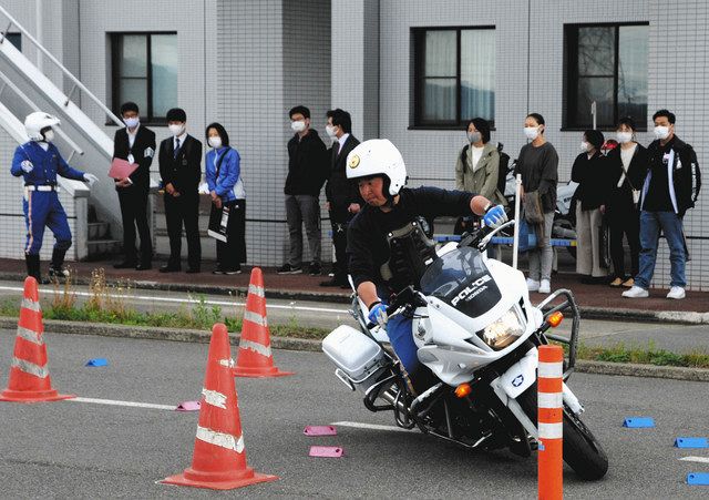 警察官志望者らに県警がガイダンス 白バイ訓練を披露 中日新聞web 警察官志望者らに県警がガイダンス 白バイ訓練を披露 中日新聞web