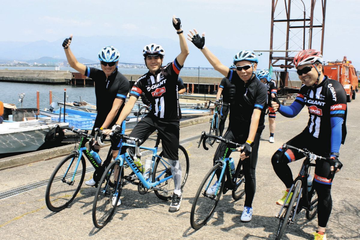 2016年に一緒に自転車をこぐ（右から）三日月知事、劉さんら＝守山市で