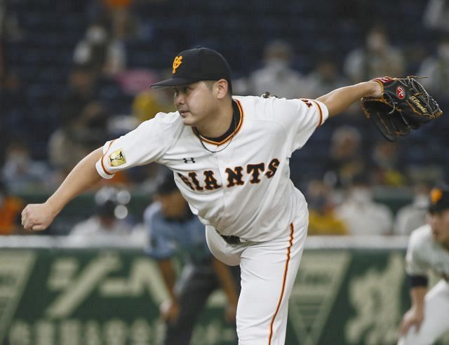 背番号 19 の偉大な先輩 上原浩治氏がプロ初勝利の苦労人 田中豊樹を激励 もっともっと勝っていってください 中日スポーツ 東京中日スポーツ