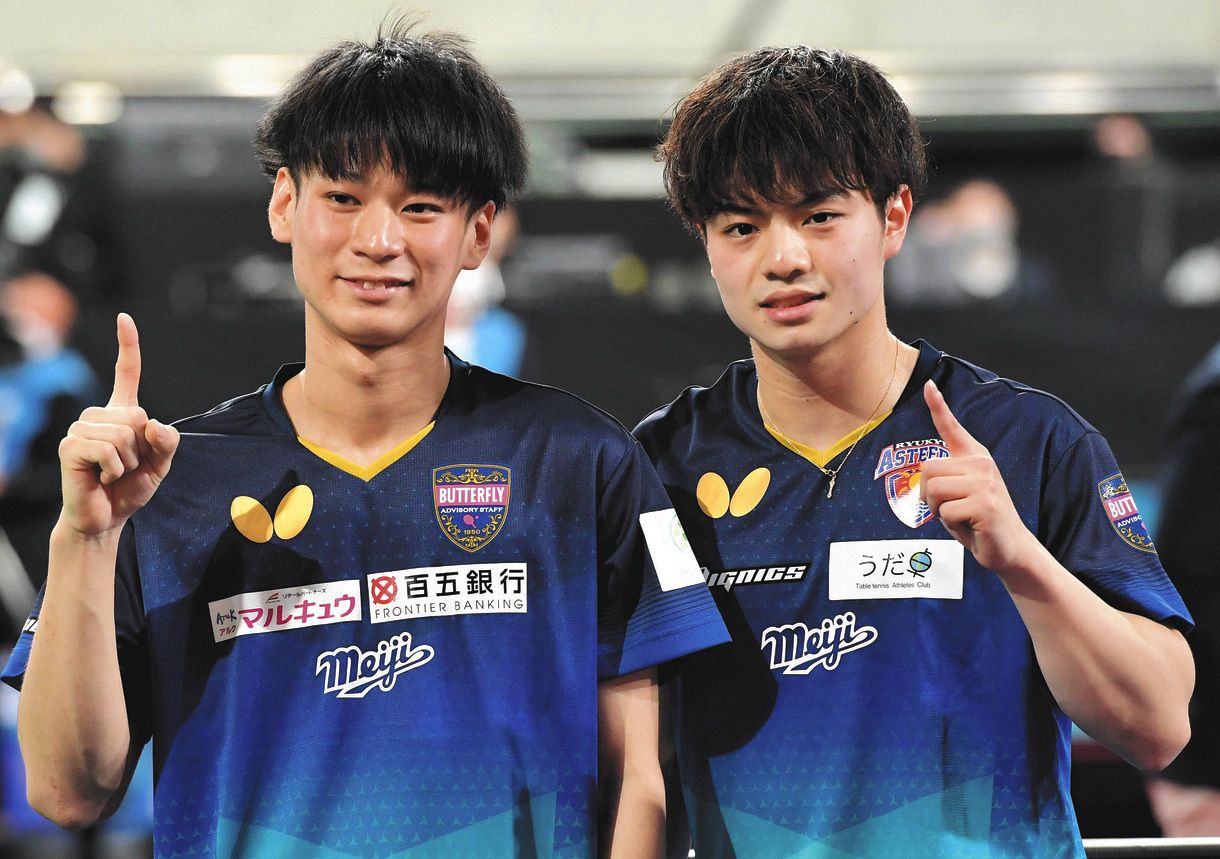 男子ダブルスで優勝した戸上隼輔（左）、宇田幸矢組