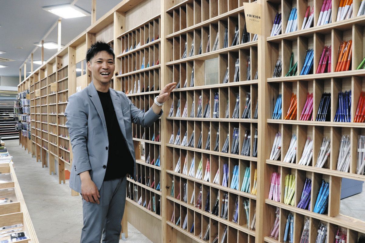 ペンウォールの前に立つ三藤さん＝津市東丸之内のミフジで
