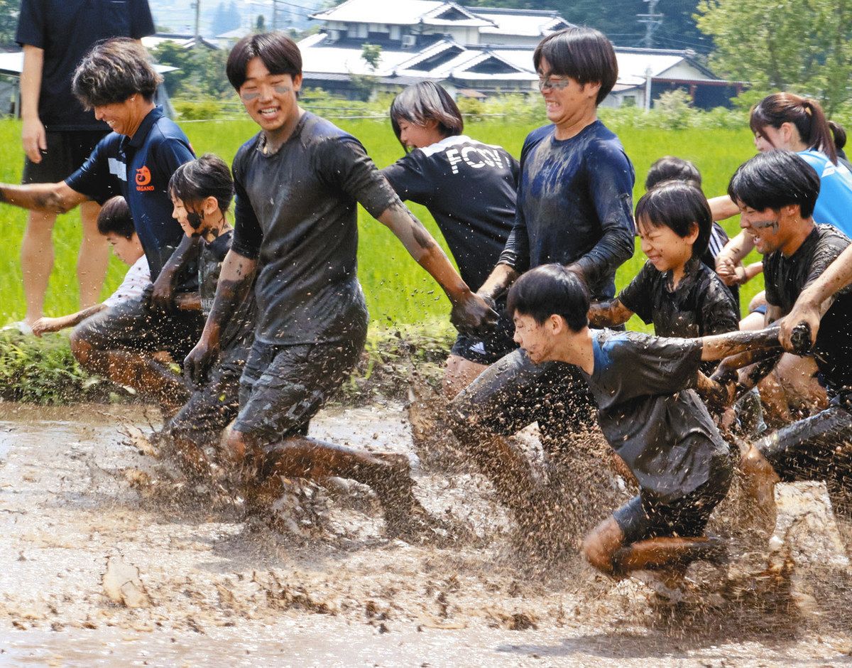 安曇野の公園で泥リンピック 田んぼの中「気持ちいい」：中日新聞Web