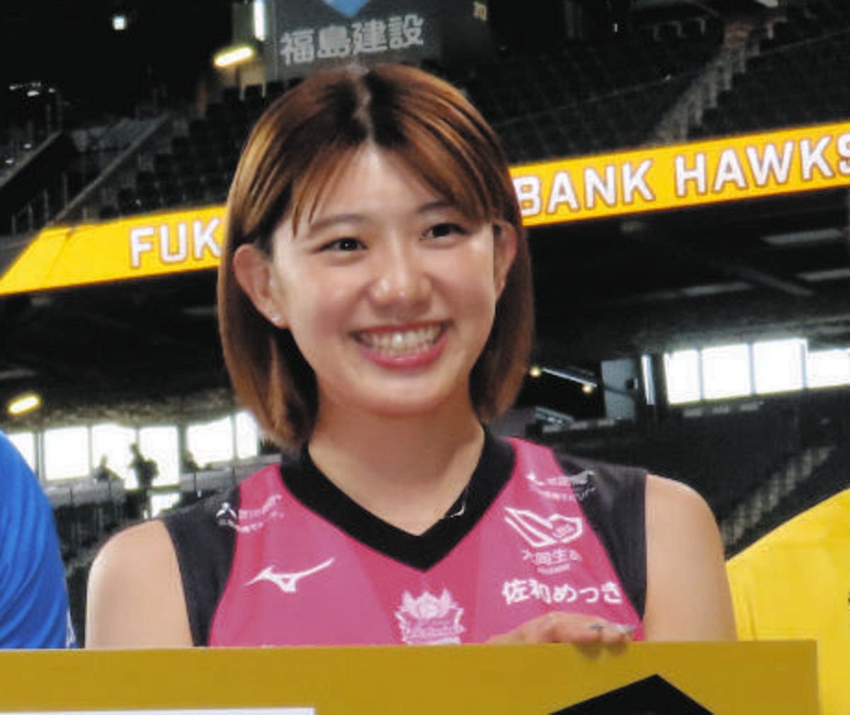 CAさんかと」バレー元日本代表女子、いとこ披露宴でのミニドレス姿が