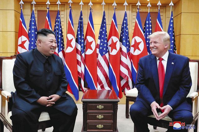 板門店で会談する北朝鮮の金正恩朝鮮労働党委員長（左）とトランプ米大統領＝昨年６月（朝鮮中央通信・共同）