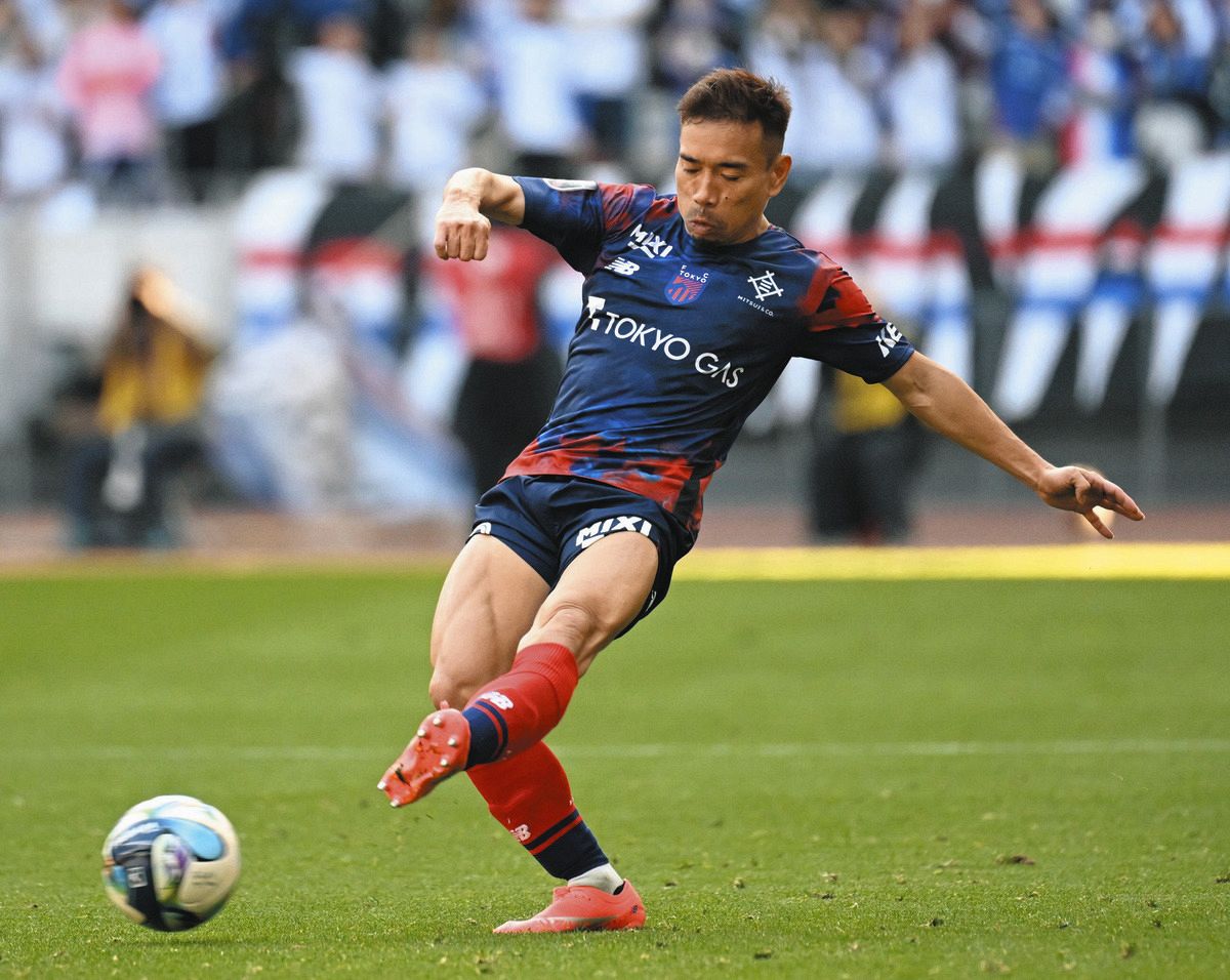 W杯に暗雲？FC東京・長友佑都に故障発生か…自力で歩行できず担架で運
