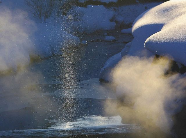 陽光に照らされた柱状のダイヤモンドダスト＝８日朝、岐阜県高山市荘川町で（布藤哲矢撮影）