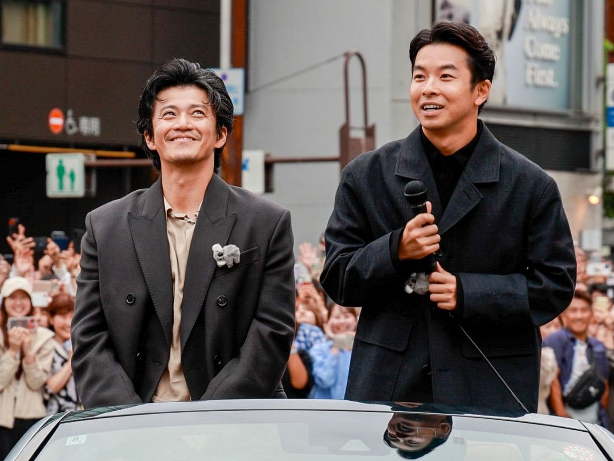 パレードの終点で沿道の人たちに挨拶する俳優の仲野太賀さん㊨と小栗旬さん