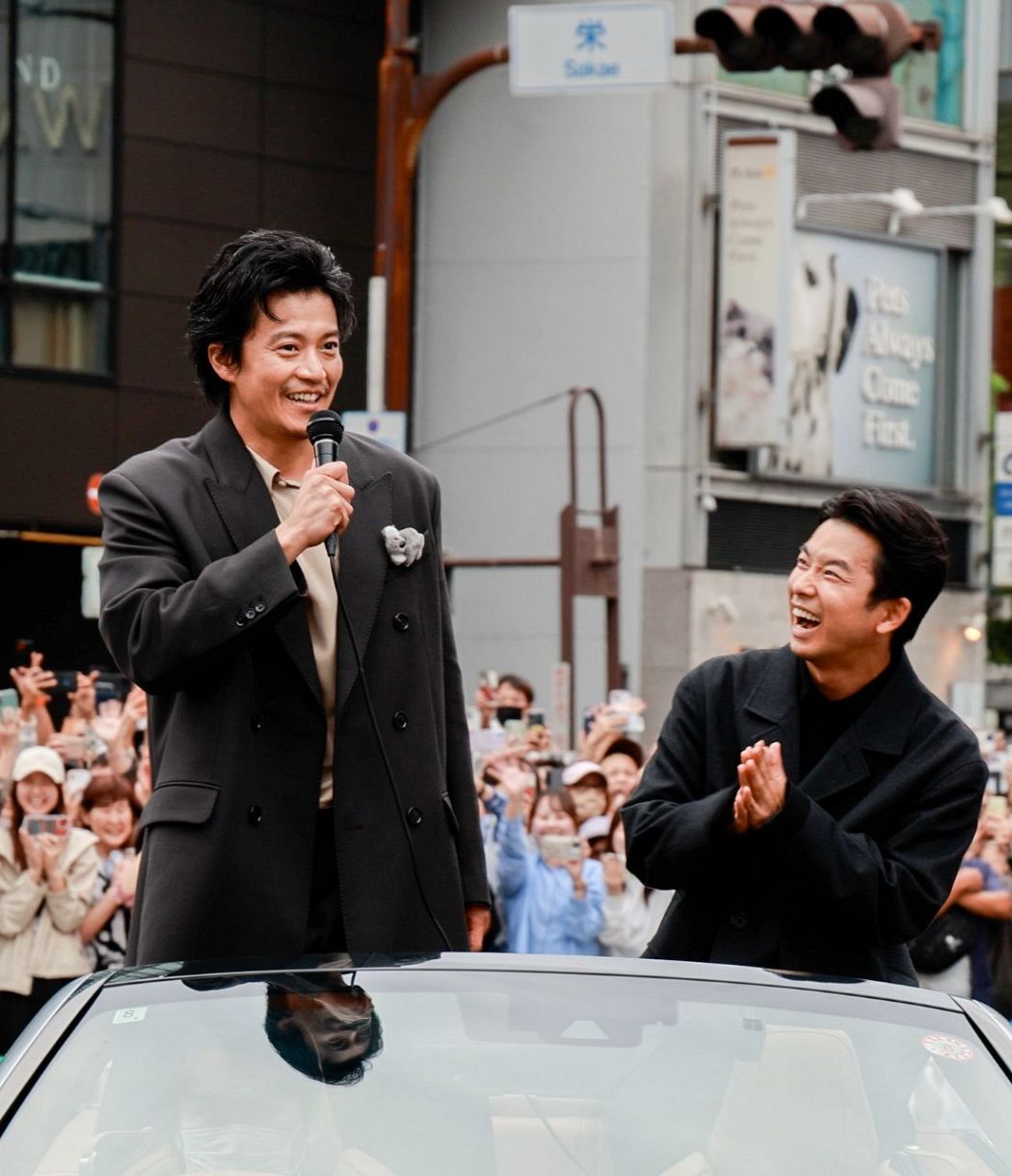 パレードの終点で沿道の人たちに挨拶する俳優の小栗旬さん㊧と仲野太賀さん