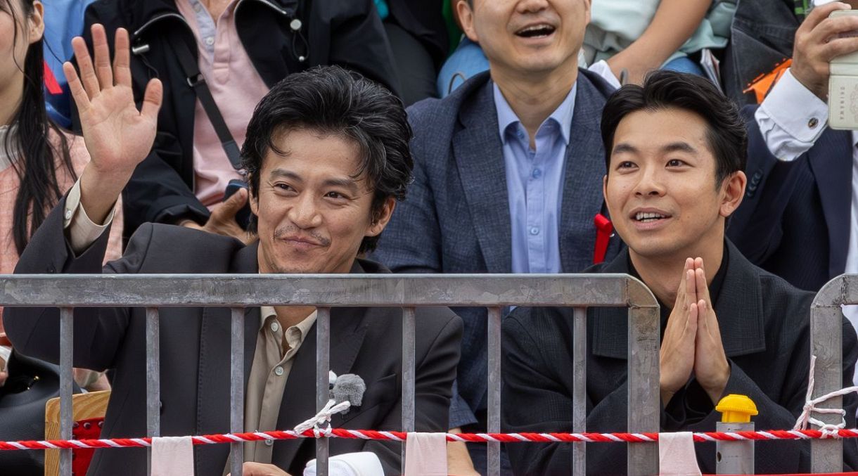 パレード前、ファンの歓声に応える俳優の小栗旬さん（左）と仲野太賀さん