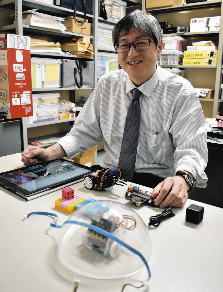 ロボットカーなどを用いたプログラミング教育の意義を語る広田教授＝津市の高田短期大で