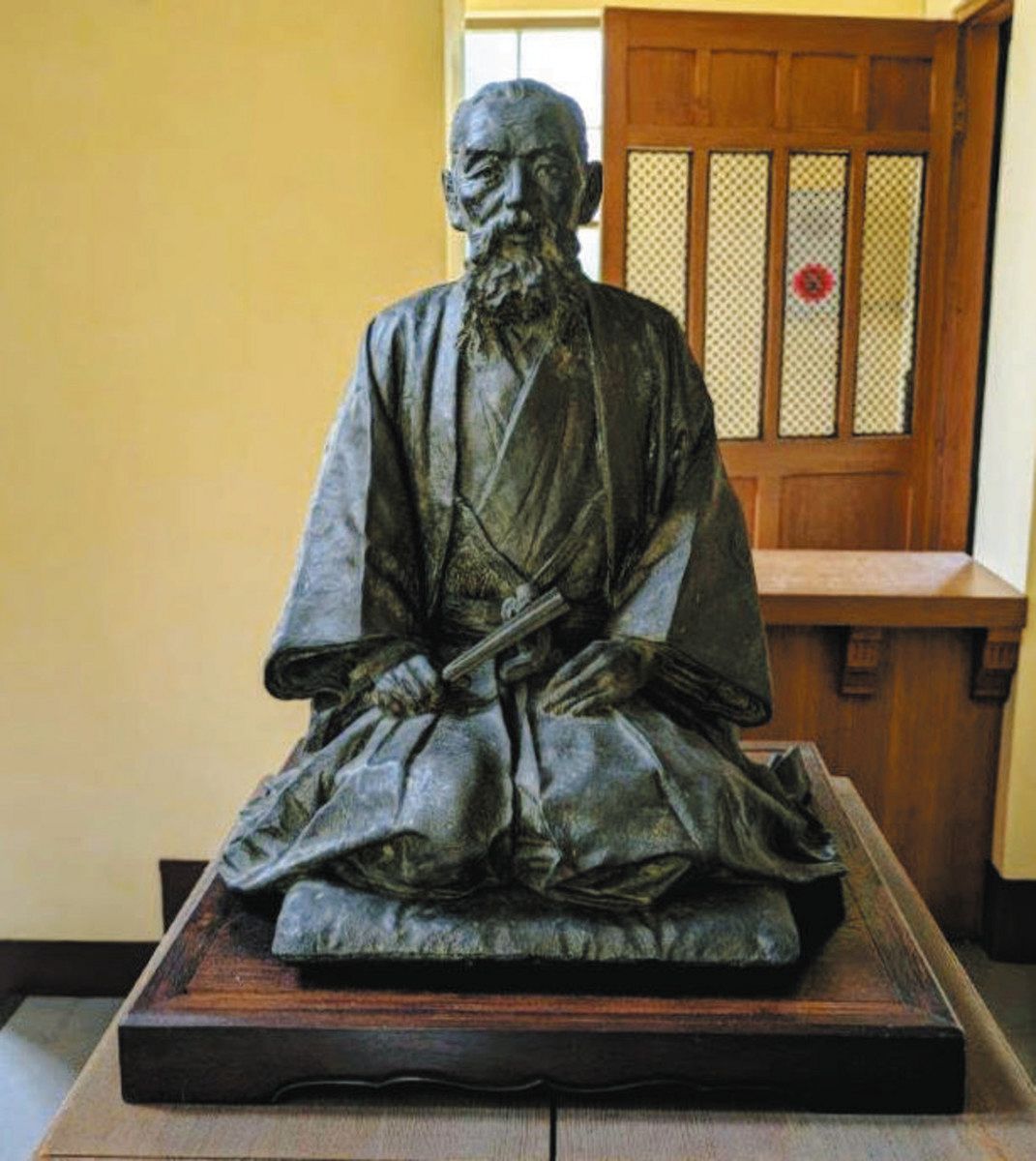 寿政作銅製人物坐像、共箱付き、時代物貴重 掛川市文化財に2件追加 平和観世音立像、岡田良一郎座像：中日新聞