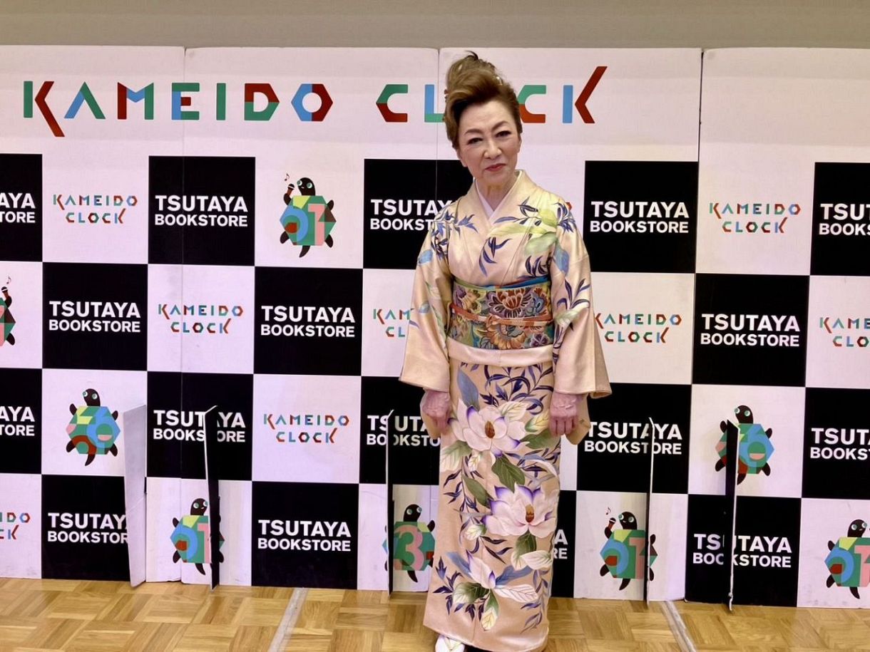 大月みやこ、79歳の誕生日に新曲発売記念イベント 花をかたどった