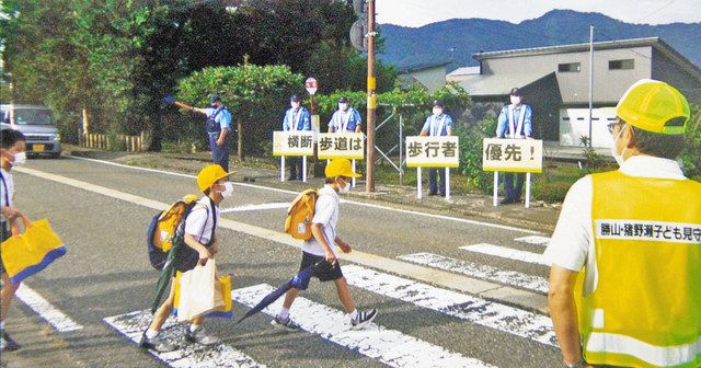 横断歩道は歩行者優先を 勝山署員ら早朝、薄暮時に啓発活動：日刊県民福井Web