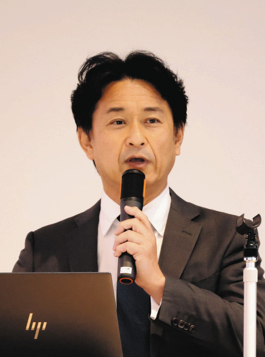 講演する岡田信一郎社長＝滑川市のメリカで