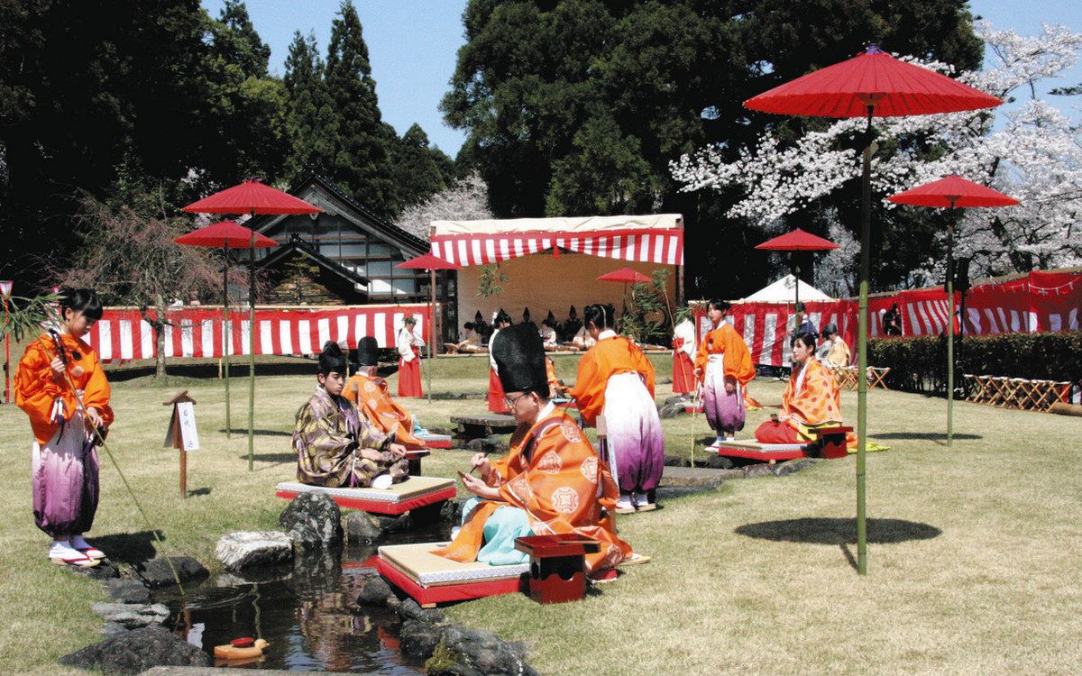 平安絵巻 みやびに曲水の宴 婦中・各願寺 桜咲く中：北陸中日新聞Web