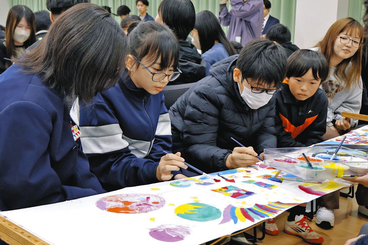 花嫁のれん 彩色に挑戦 病院展示へ 金城大生や白山・松陽小児童：北陸