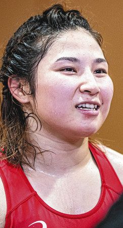 レスリング女子６８キロ級東京五輪代表プレーオフを制し、笑顔でインタビューを受ける土性沙羅＝３月８日、東京・味の素ナショナルトレーニングセンターで（いずれもＪＷＦ／Ｓａｃｈｉｋｏ　ＨＯＴＡＫＡ提供）