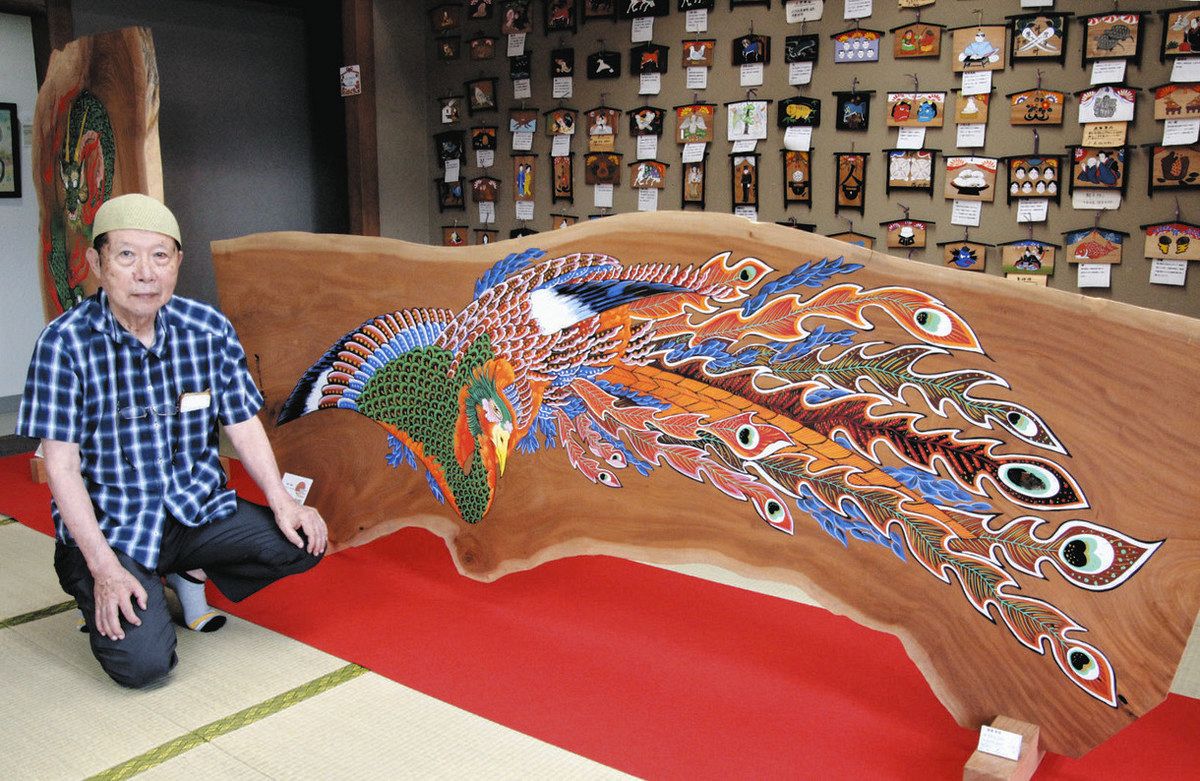 絵馬師・岩田義一の手描きの犬が可愛らしい超絶特大の絵馬 世界平和 絵馬の魅力を犬山から発信！ 名古屋の岩田さん、美術館に自作の300点