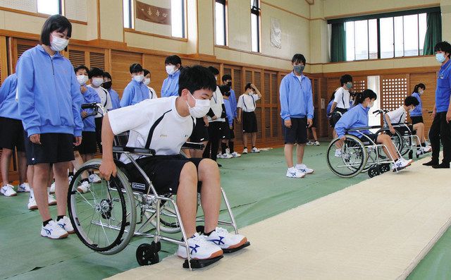 車いすの操作や障害を体験 四日市・山手中で福祉教室：中日新聞Web