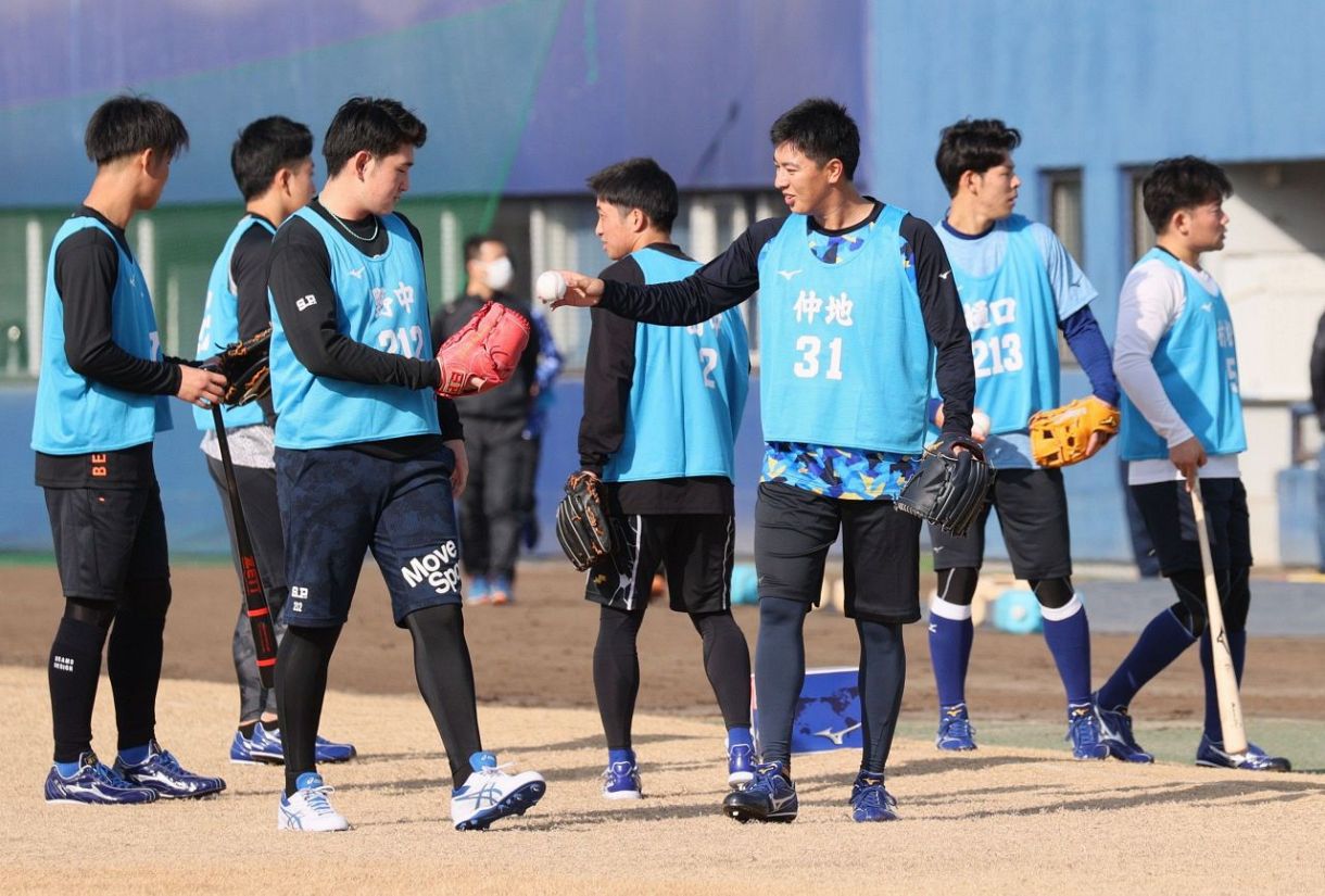 中日】8人参加し新人合同自主トレ開始、1位・仲地礼亜はキャッチボール 