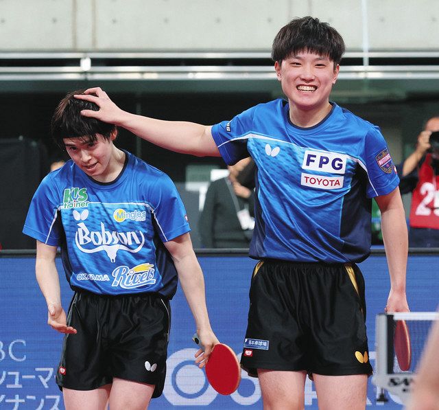 男子複Vの張本智和、「ありがとう」で8歳上の森薗政崇の”頭ポンポン”し