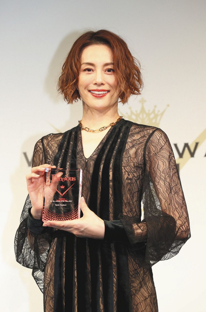 「時の人」賞に選ばれ、盾を手にする米倉涼子