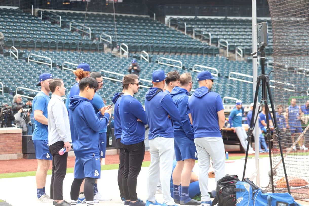 打者の後ろで大谷翔平選手の投球を見る選手たち