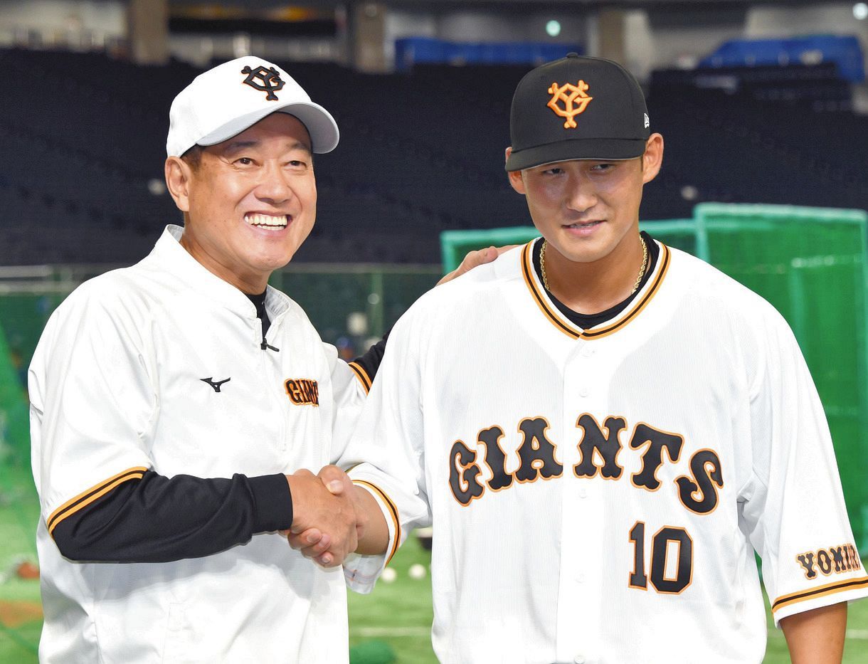 写真】「10」のユニホームで原監督と握手する中田翔：中日スポーツ