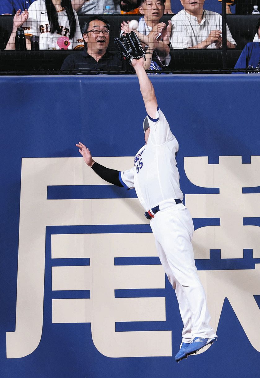 中日・細川成也、好守で沸かせた 2回、巨人・中山の左翼大飛球