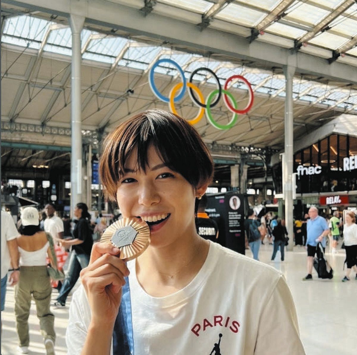宮脇 ◇宮脇花輪、銅メダルをかじる【写真】：中日スポーツ・東京中日スポーツ