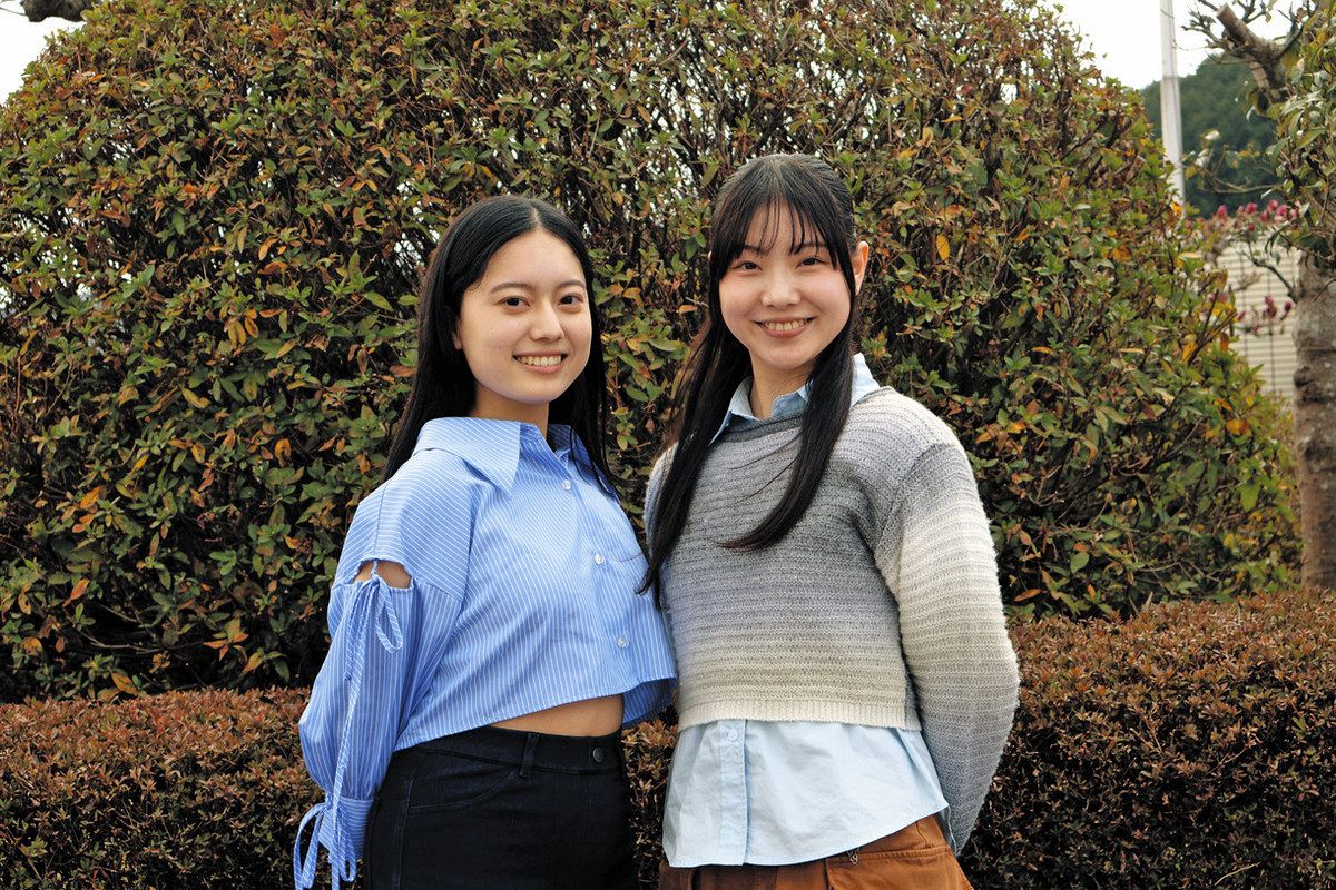 俳優を目指してレッスンに励む小木曽さん（左）と永井さん＝恵那市長島町で
