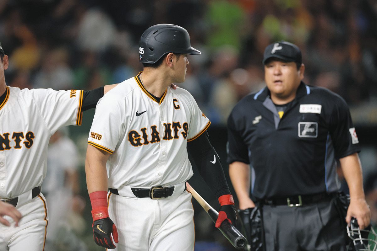 巨人・岡本和真、見逃し三振後に球審とにらみ合い 不穏な空気にベンチ